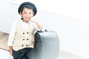 ランドセルを持って微笑む男の子写真