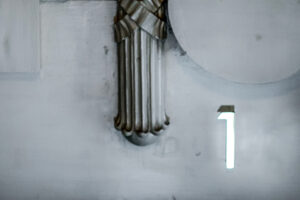 クラスの数字も大切な思い出の一つ　1組の教室を表す画像