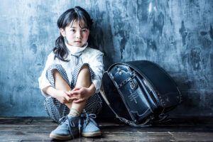 7歳の女の子がスタジオイリュームでランドセルと一緒に撮影しているお洒落な入学写真。