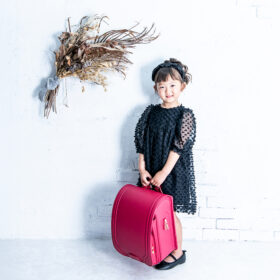 入学記念にランドセルを持ってフォトスタジオで撮影したカット