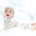 大阪市のフォトスタジオで撮影をする可愛い赤ちゃん